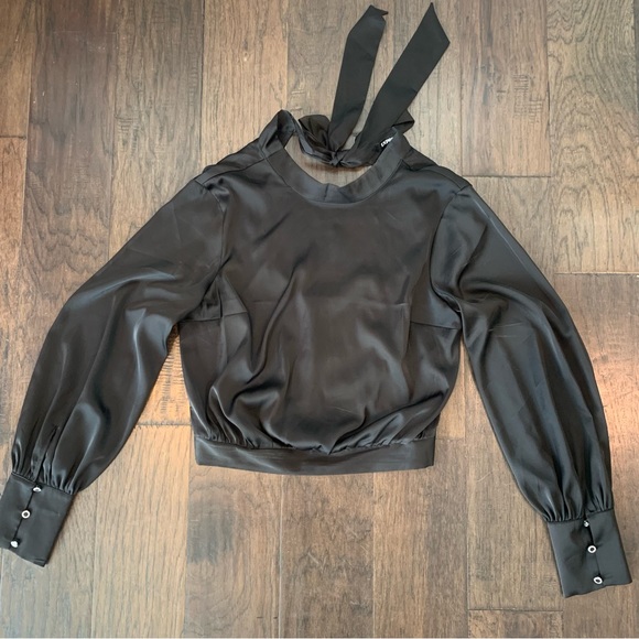 EXPRESS Mock-Neck Satin Top 🖤 - Picture 5 of 6